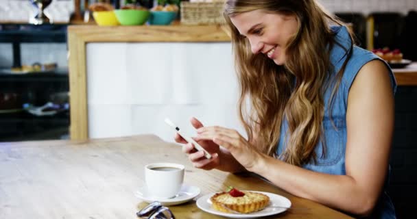 Femme utilisant un téléphone portable — Video