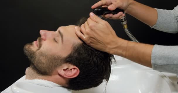 Adam onun saç yıkama elde — Stok video