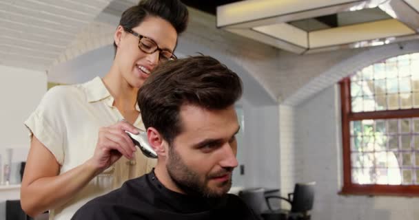 Homme se faire couper les cheveux — Video