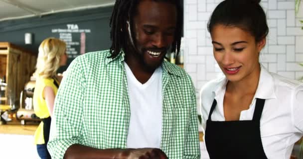 Camarera hombre y mujer usando tableta — Vídeos de Stock