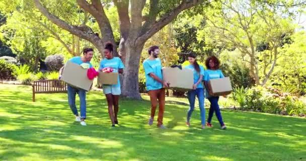 Sekelompok relawan memegang karton — Stok Video