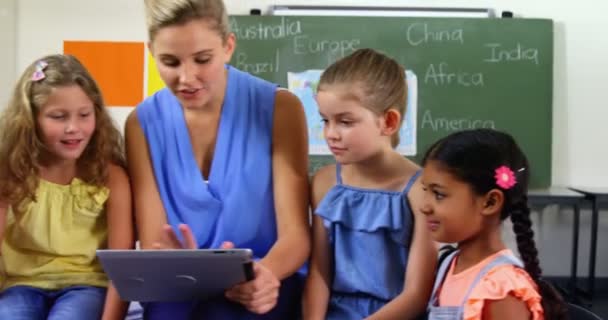 Profesor enseñar a los niños en la tableta — Vídeo de stock