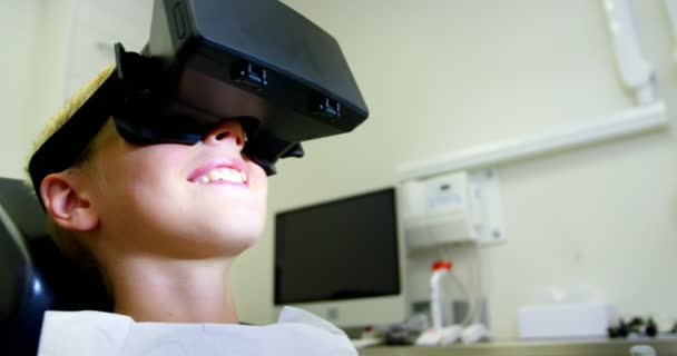 Pojke med hjälp av virtuell verklighet headset — Stockvideo