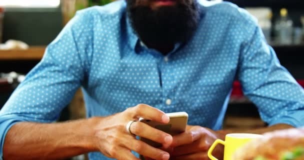 Muž používání telefonu v kavárně — Stock video