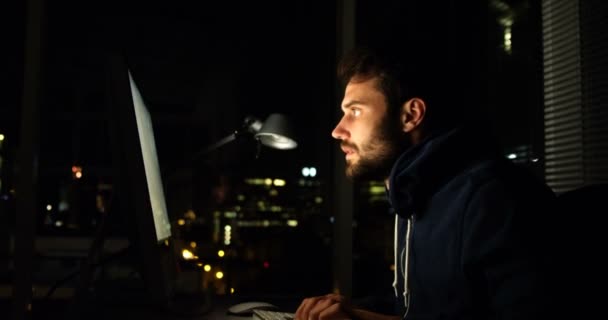 Хакер за компьютером ночью — стоковое видео