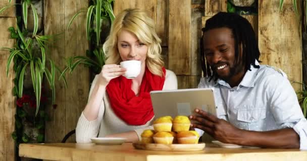 Casal usando tablet digital — Vídeo de Stock