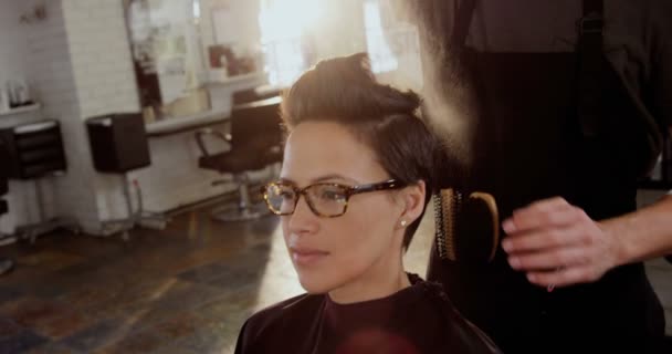 Maschio parrucchiere styling clienti capelli — Video Stock