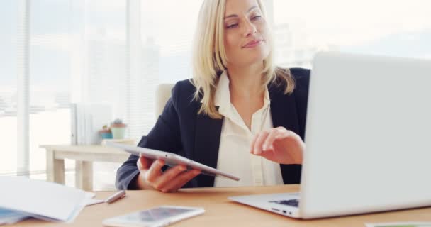 Mulher de negócios usando tablet digital — Vídeo de Stock