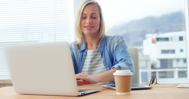 Mulher de negócios usando tablet digital — Vídeo de Stock