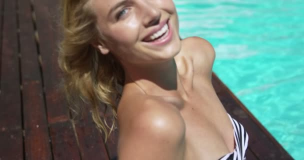 Mujer sonriendo en casa de spa — Vídeos de Stock