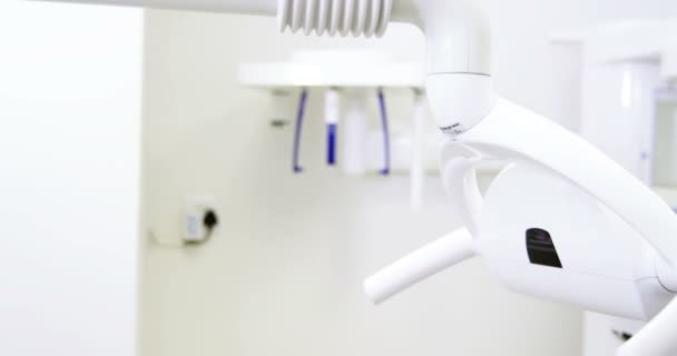 Стоматолог с помощью планшета — стоковое видео