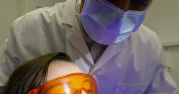 Dentiste examinant une patiente — Video