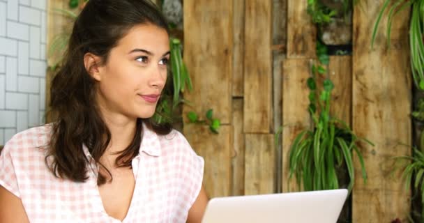 Mulher usando laptop na cafetaria — Vídeo de Stock