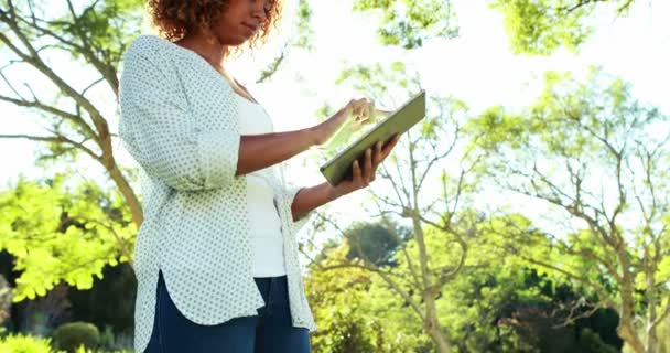 Vrouw die tablet gebruikt — Stockvideo