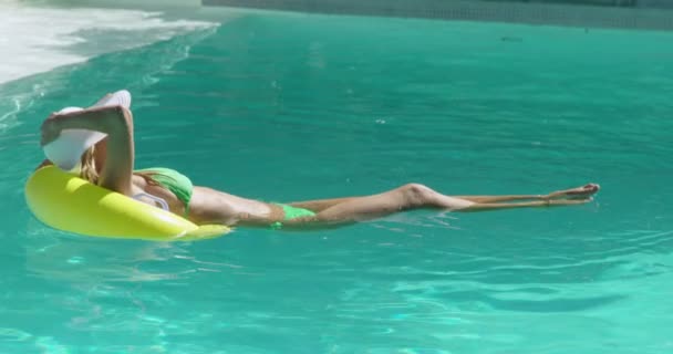 Mujer con anillo inflable en piscina — Vídeos de Stock