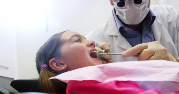 Dentiste examinant un jeune patient — Video