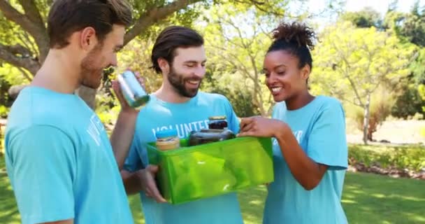 Grup gönüllü parkta etkileşim — Stok video