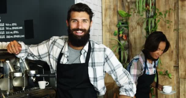 Garçon garçon sourire à la cafétéria — Video