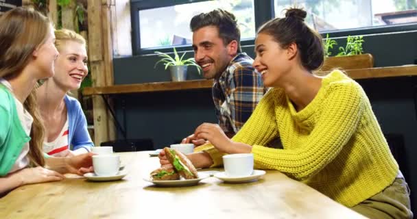 Amis interagissant tout en prenant un café — Video