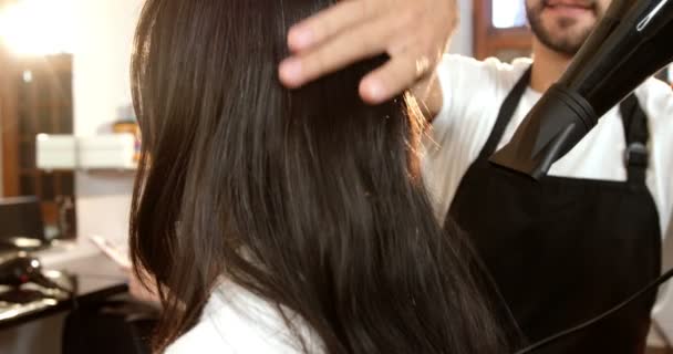 Mulher recebendo seu cabelo seco — Vídeo de Stock