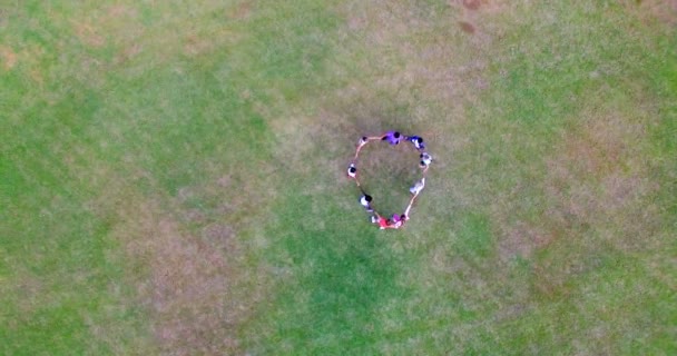Birlikte parkta oynayan çocuklar — Stok video