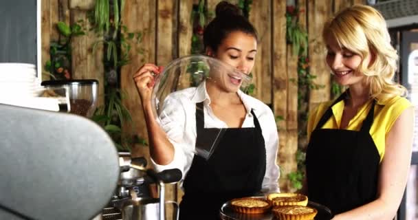 Camarera femenina de pie con postre — Vídeos de Stock