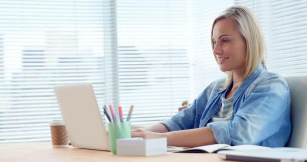 Geschäftsfrau arbeitet über Laptop — Stockvideo