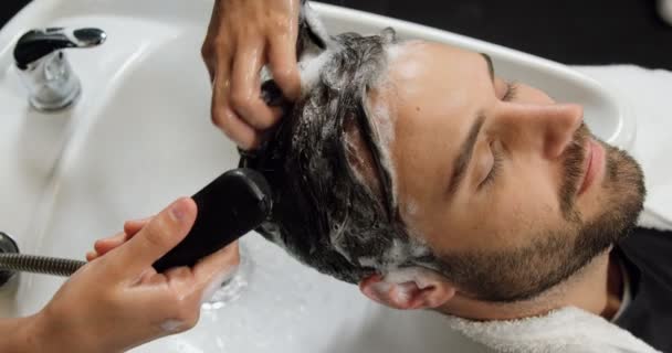 Uomo ottenere il suo lavaggio dei capelli — Video Stock