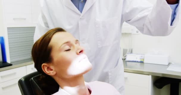 Tandarts, tandheelkundige licht over patiënt aanpassen — Stockvideo