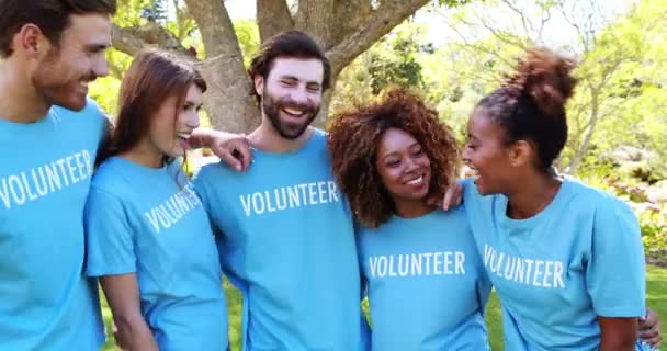 Grupo de voluntarios divirtiéndose — Vídeo de stock