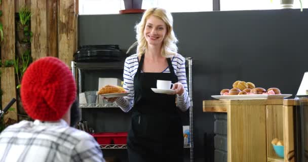 Serveerster serveren een kopje koffie — Stockvideo