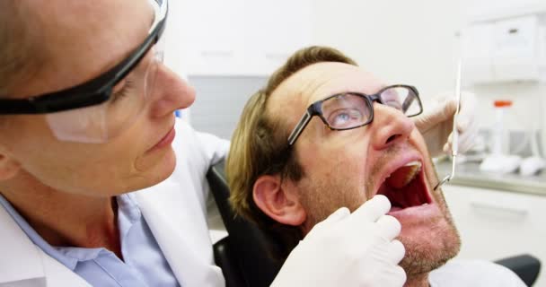 Dentista examinando paciente masculino — Vídeo de Stock