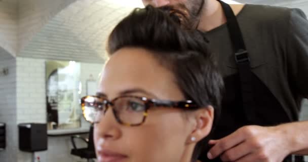 女性が彼女の髪をトリミングを取得 — ストック動画