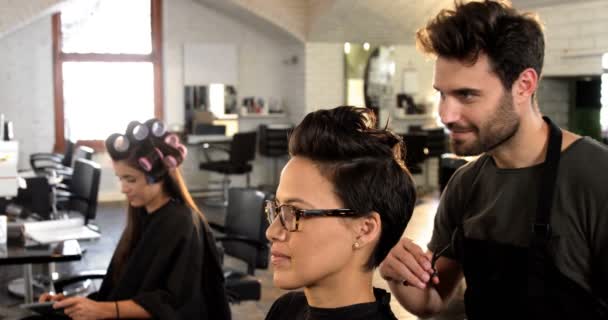 Masculino cabeleireiro styling clientes cabelo — Vídeo de Stock