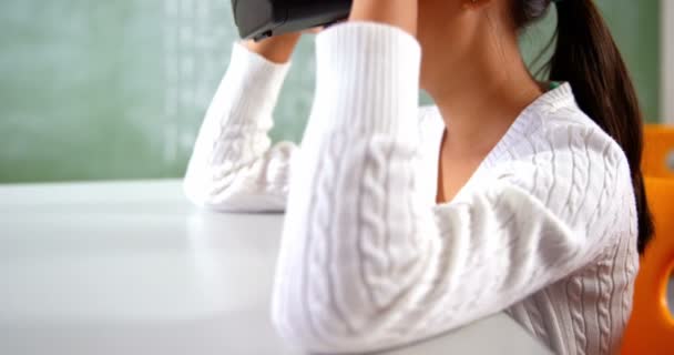 Schoolmeisje met behulp van virtual reality bril — Stockvideo