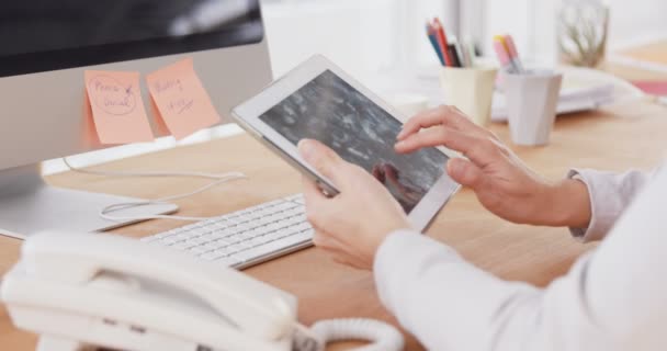 Mulher de negócios usando tablet digital — Vídeo de Stock