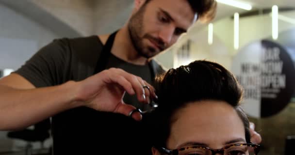 Frau bekommt ihr Haar gestutzt — Stockvideo