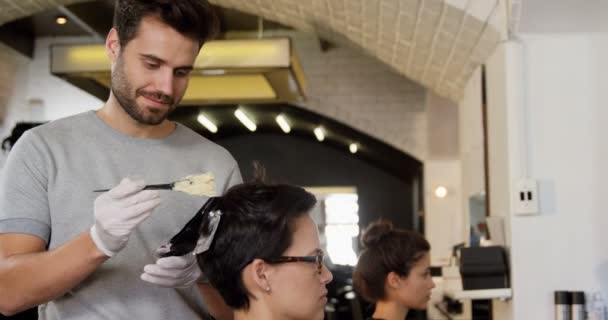 Peluquería teñir el cabello del cliente — Vídeo de stock