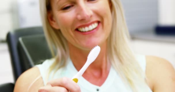 歯のブラシを保持している女性 — ストック動画