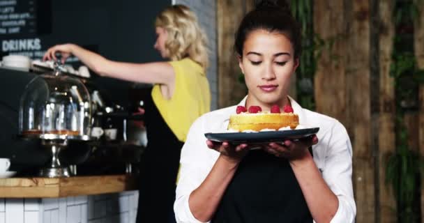 Female waitress smelling cake — Stock Video