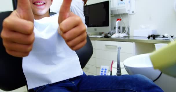 Pacient sedí na židli zubařů — Stock video