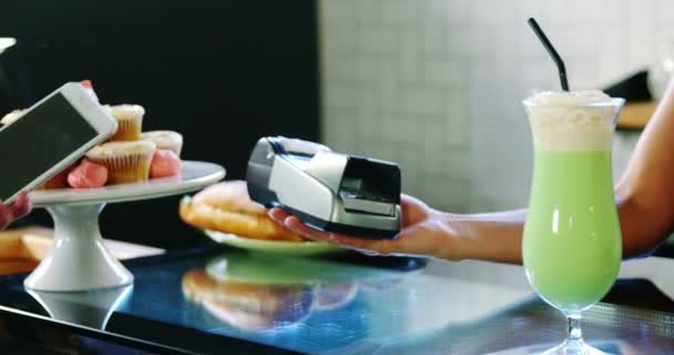 Mains effectuant le paiement via smartphone — Video