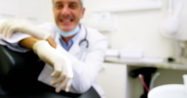 Lachende tandarts in tandheelkundige kliniek — Stockvideo