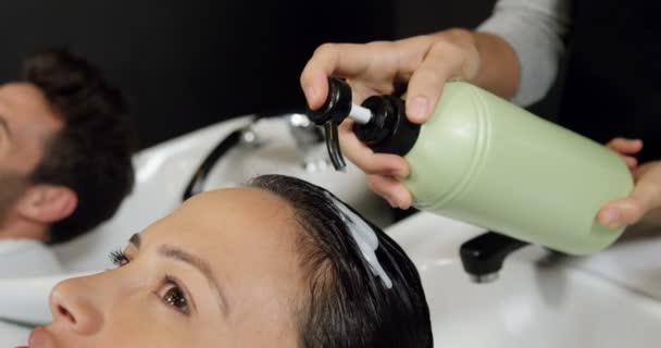 Clientes recebendo sua lavagem de cabelo — Vídeo de Stock