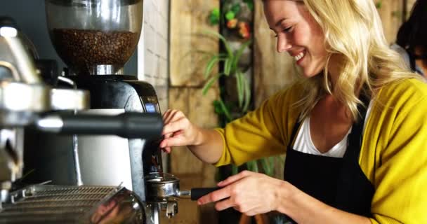 Garçonete feminina usando cafeteira — Vídeo de Stock