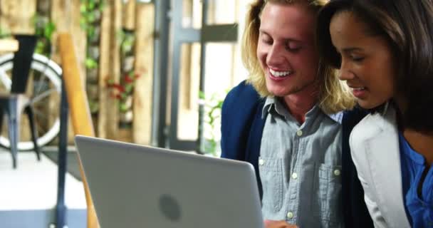 商务人士进行交互时使用的便携式计算机 — 图库视频影像