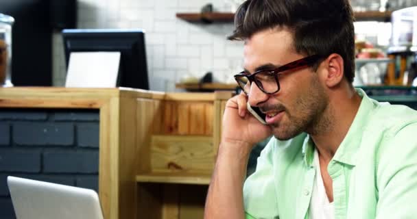 Man aan het praten op mobiele telefoon — Stockvideo