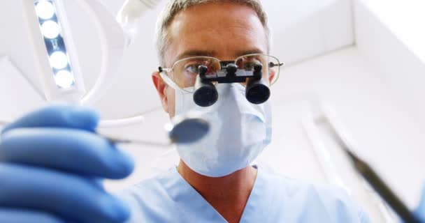 Стоматолог держит стоматологический инструмент — стоковое видео