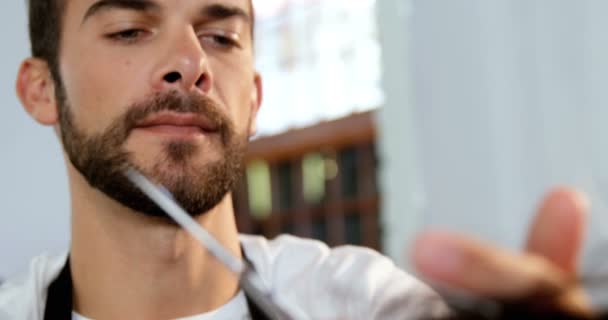 Parrucchiere maschile che taglia capelli di donne — Video Stock