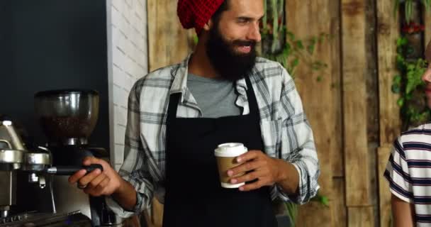 Ober portie kopje koffie aan vrouw — Stockvideo